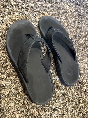 Like new ~ OluKai Black Women's Thong Sandals with Floral Strap Accent